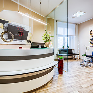 Unser heller und freundlicher Wartebereich, liebevoll für Sie eingerichtet.